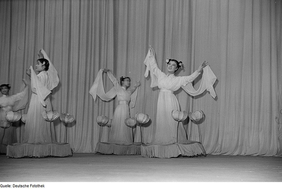 1953 年 · 中国青年艺术团的舞者