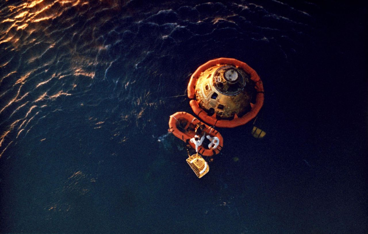 Apollo 10 指令舱「Charlie Brown」溅落回收(1969)